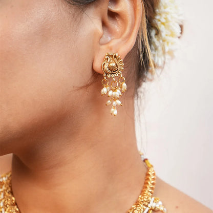 Antique gold necklace with Rice pearl hanging